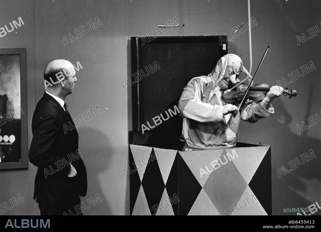 Stockholm oktober 1962. TV-underhållningen Hylands Hörna med Lennart Hyland -. Gubben i lådan - Carl Gustaf Lindstedt. Foto: Kamerareportage *** Local Caption *** GP okt1962_2925. KAMERAREPORTAGE.