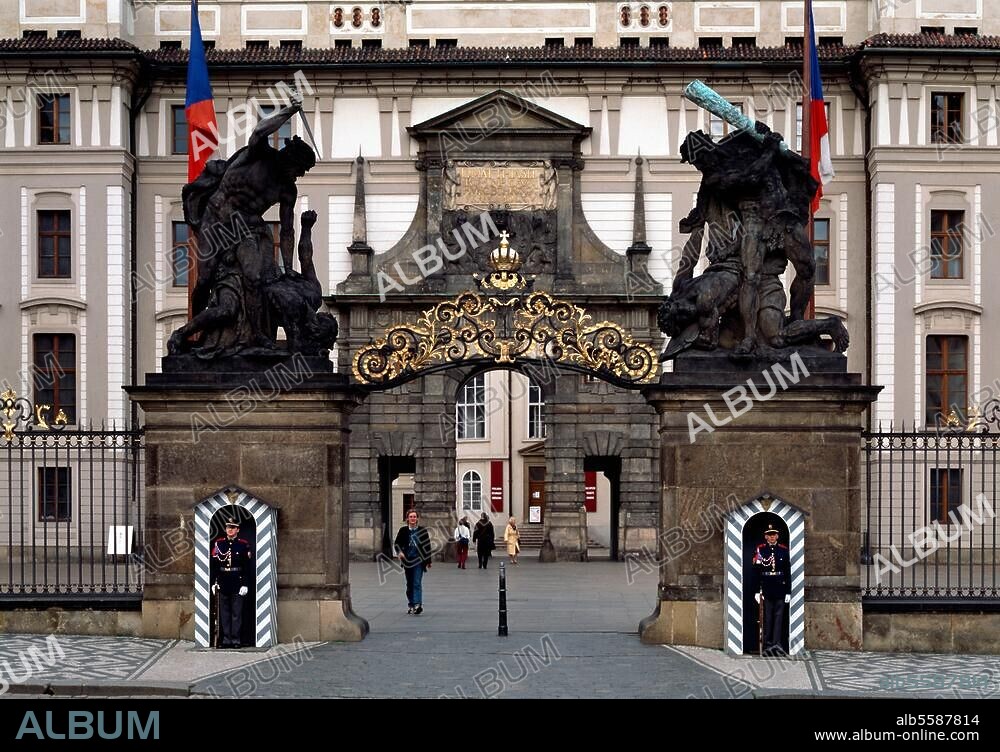 Prag, Prager Burg / Kämpfende Giganten u. Matthiastor (1. Burghof © L. Hammel / A. van der Voort Format / Filmsize: 6 × 9 cm.