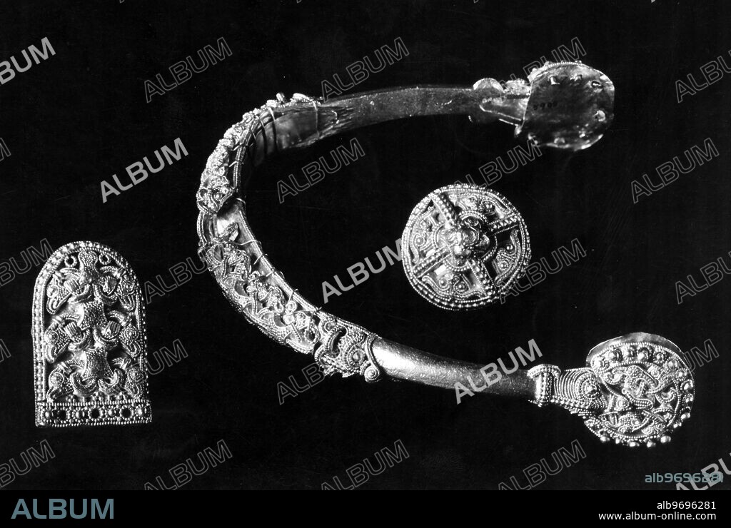 Viking art - gold spur in the ' Borre ' style from Vaerne Kloster Rod , Norway . Late 9th - early 10th century .