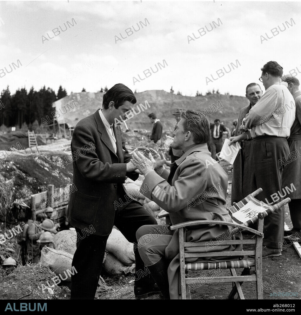KIRK DOUGLAS y STANLEY KUBRICK en SENDEROS DE GLORIA, 1957 (PATHS OF GLORY), dirigida por STANLEY KUBRICK. Copyright UNITED ARTISTS.