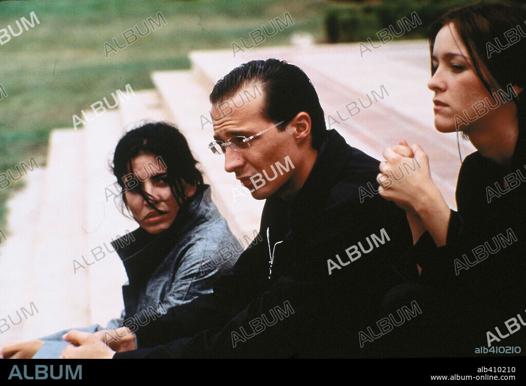 FELE MARTINEZ, LUCIA JIMENEZ y MARIA ESTEVE en EL ARTE DE MORIR, 2000, dirigida por ALVARO FERNANDEZ ARMERO. Copyright AURUM PRODUCCIONES, S.A.-CRISTAL P.C.