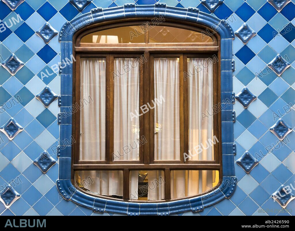 ANTONI GAUDÍ y JOSEP MARIA JUJOL I GIBERT. CASA BATLLO. PATIO INTERIOR.