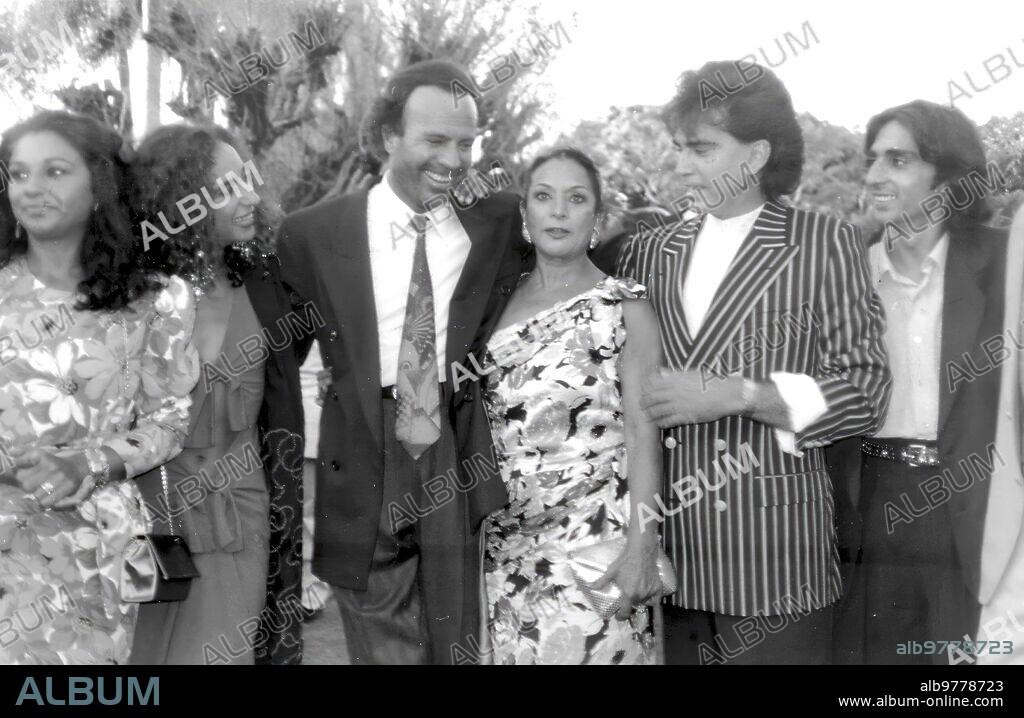 Miami (United States), 05/13/1990. The leading figures of Latin American music toasted Lola Flores during the party in her honor that Julio Iglesias offered her at his residence. The two appear in the photograph with the singer's children and with José Luis Rodríguez "El Puma".