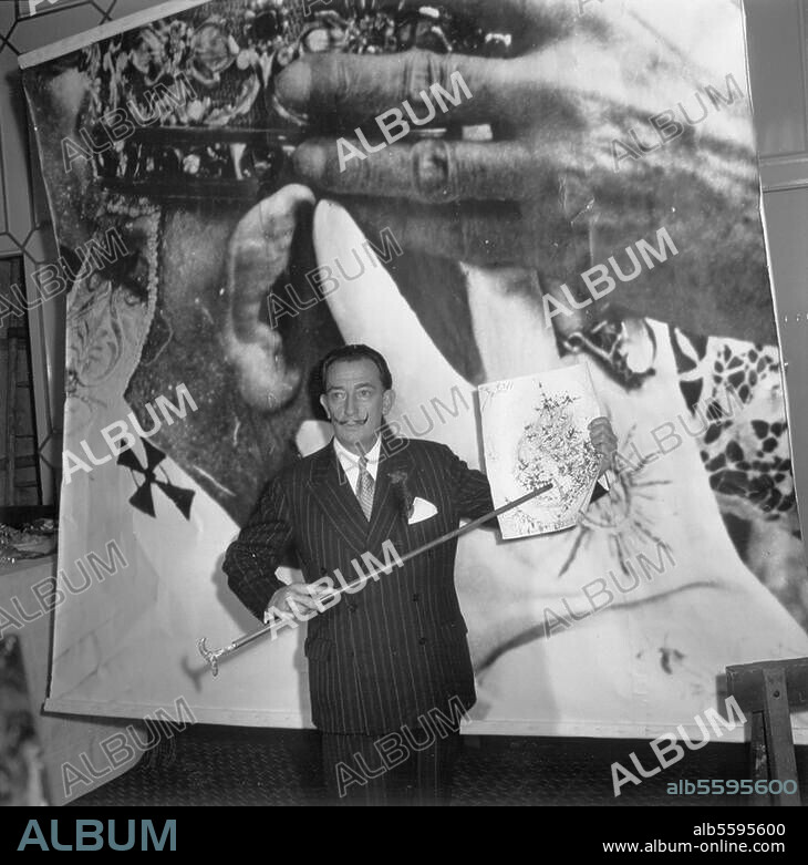 SALVADOR DALÍ. Dali, Salvador span. Maler. 1904-1989. Salvador Dali mit einem seiner Werke. Foto, undat. (1959 ?).