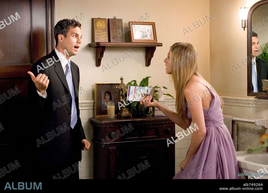 JENNIFER ANISTON and MARK RUFFALO in RUMOR HAS IT, 2005, directed by ROB REINER. Copyright WARNER BROS. / MOSELEY, MELISSA.