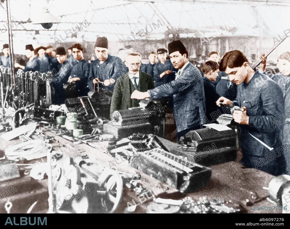Arbeit / Gastarbeiter.-Türkische Arbeiter in den AEG-Transformatorenwerken in Oberschöneweide bei Berlin, Mai 1917.-Foto; digital koloriert.