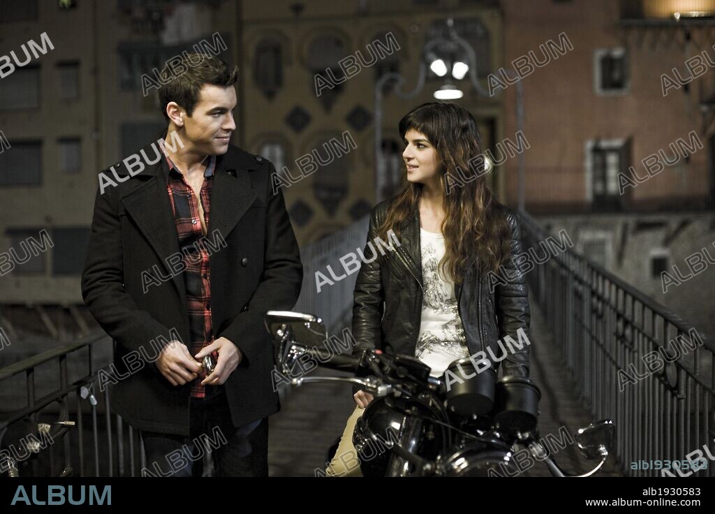 CLARA LAGO and MARIO CASAS in I WANT YOU, 2012 (TENGO GANAS DE TI), directed by FERNANDO GONZALEZ MOLINA. Copyright ANTENA 3 FILMS/ZETA AUDIOVISUAL.