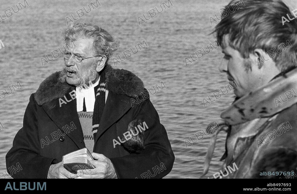 OKÄNT FOTODATUM.. Från inspelningen av Hemsöborna. Pastor Nordström (Edvin Adolphson) och Gusten (Sven Wollter). Hemsöborna sändes första gången 1966-02-19 persons: SVEN WOLLTER;EDVIN ADOLPHSON sites: SVERIGE.