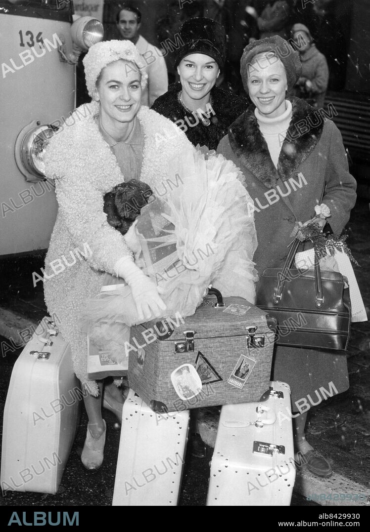 STOCKHOLM 1960-11-10.. En stor trupp ur operabaletten reser på en månadslång turné i Kina. Här ses de tre ballerinorna Monica Ljung, Marianne Orlando och Gerd Andersson vid avfärden från Operan.. Foto: Owe Sjöblom / AB Text & Bilder / SVT / Kod: 5600. Mapp: Orlando, Mariane. Resenärer Trio Leende Turnéer.