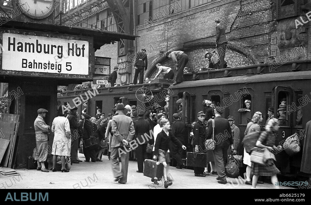 City residents, at the central station in Hamburg, on their way to the countryside, in 1946. After the Second World War, the city residents drove to the countryside on overcrowded trains to buy something to eat with their last belongings. 1946