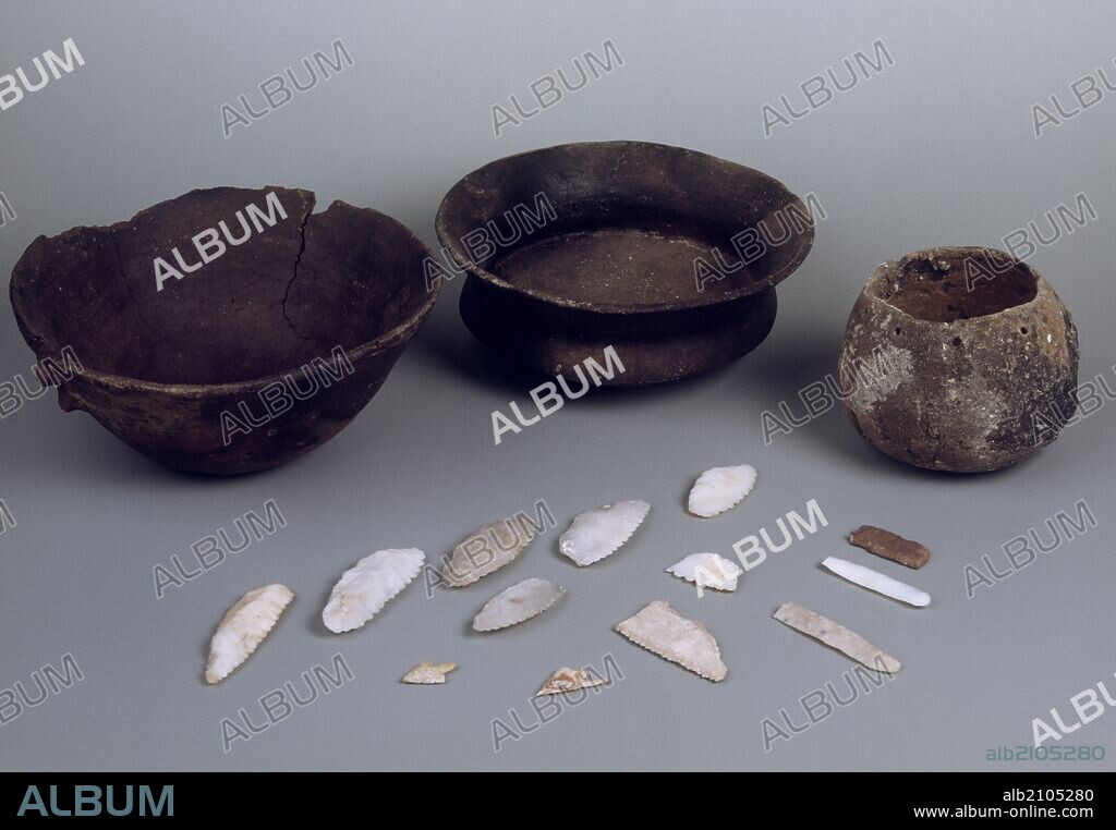 AJUAR CERAMICO Y OBJETOS DE SILEX DE LA EDAD DE BRONCE, PROCEDENTES DE LA CUEVA DE ESTREMERA: VASO GLOBULAR, PLATO CARENADO, CUENCO LISO CON MAMELON, INDUSTRIA LITICA. (DEPOSITO: MUSEO ARQUEOLOGICO NACIONAL).