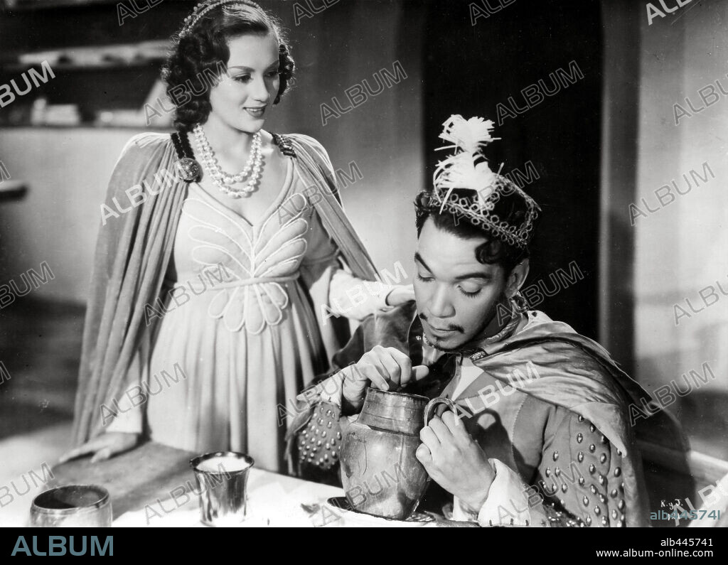 CANTINFLAS and MARIA ELENA MARQUES in ROMEO AND JULIET, 1943 (ROMEO Y JULIETA), directed by MIGUEL M. DELGADO. Copyright POSA FILMS, S.A.