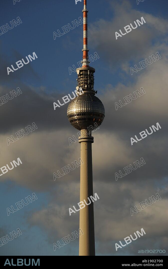 TORRE DE TELEVISION (FERNSEHTURN), construída entre 1965 y 1969 por la extinta RDA (República Federal Alemana). Obra de los arquitectos Hermann Henselmann, Jörg Streitparth, Walter Herzong y Herbert Aust. BERLIN. Alemania. Europa.