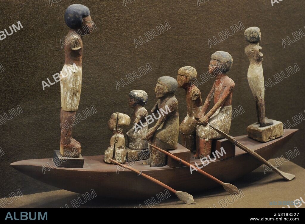 ARTE EGIPCIO. EGIPTO. Representación de una EMBARCACION egipcia de madera con su tripulación (remeros y timonel). Estatuillas de madera policromanda ubicadas en el interior de las tumbas ricas. The State Hermitage Museum. San Petersburgo. Rusia.