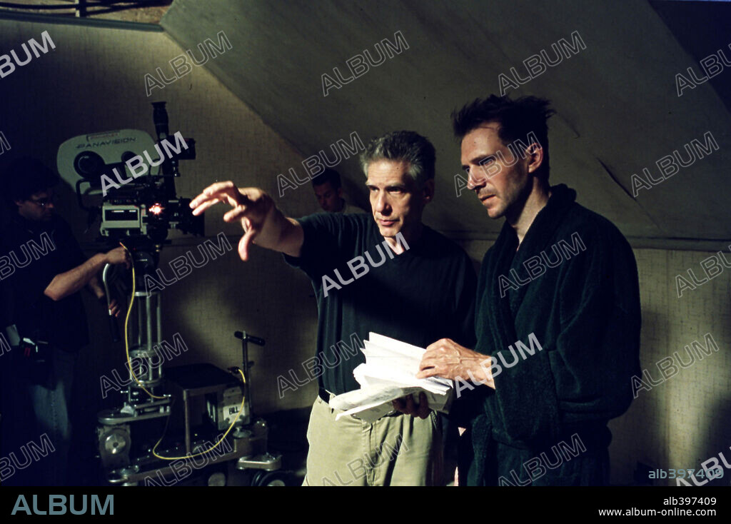 DAVID CRONENBERG und RALPH FIENNES in SPIDER, 2002, unter der Regie von DAVID CRONENBERG. Copyright SONY PICTURES CLASSICS.
