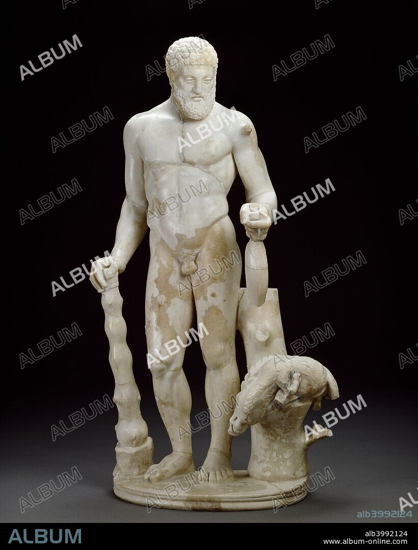 Marble statuette of Hercules and the Erymanthian boar, 2nd century. Hercules, having just killed the Erymanthian boar, which rests on a tree stump, stands in triumph over his quarry, with a bow (lower part preserved) in his left hand and his right hand resting on his club; plinth curved in front with moulded edge. Dimensions: height: 53 cm.