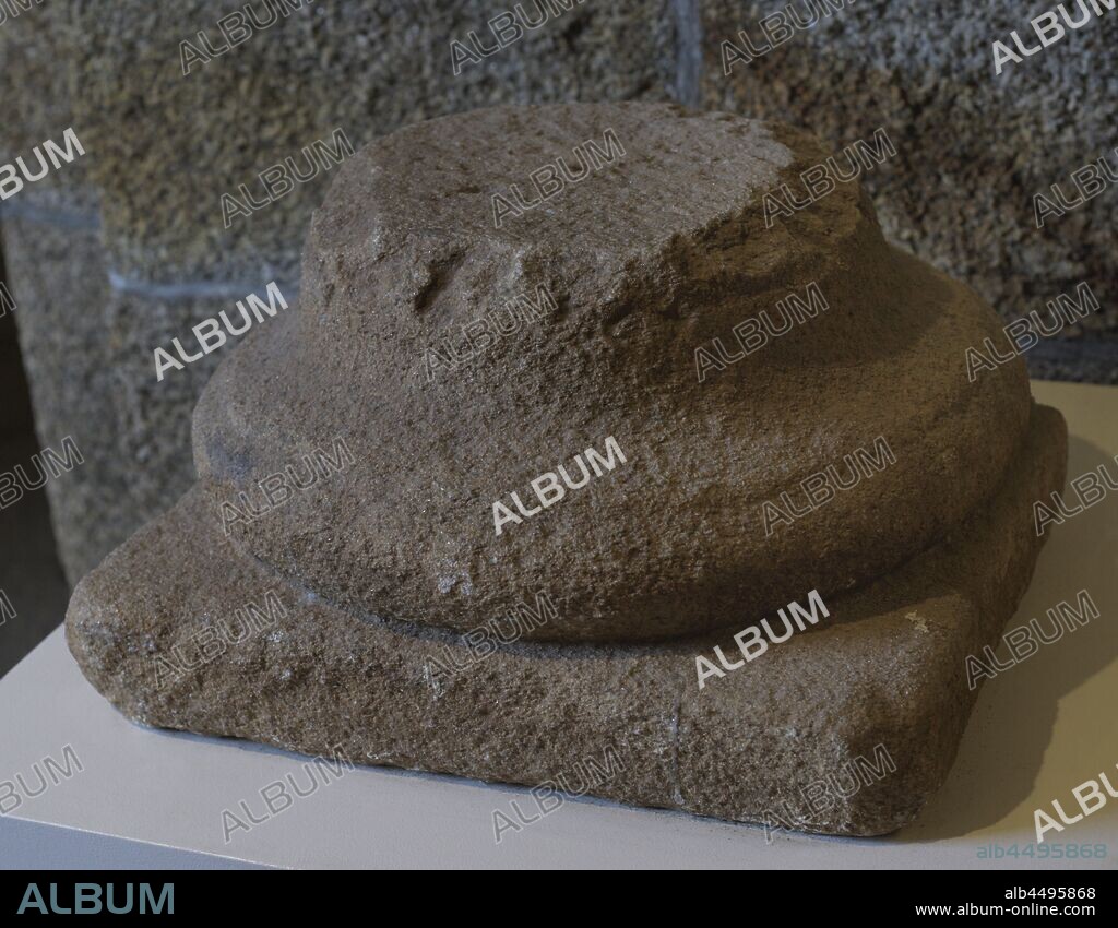 Base de columna. Granito. Procedente de la Villa romana de Noville, Mugardos (provincia de La Coruña, Galicia). Museo Arqueológico e Histórico (Castillo de San Antón). La Coruña. Galicia. España.