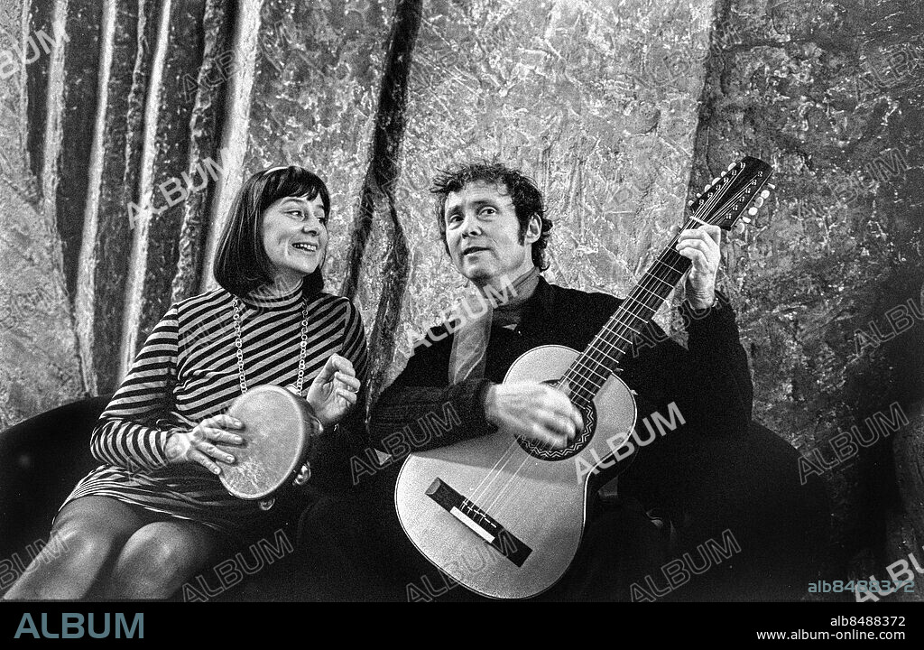 1972-01-24.. TUM BALALAJKA. Barnprogram i radion av Mats Winqvist.. Sänt första gången 1972-02-11.. Här ses Hai & Topsy, Heinrich Frankl och Gunnel "Topsy" Frankl, med gitarr och tamburin.. Foto: Bo-Aje Mellin / RiR / SVT / Kod: 5600. Bild och notis publ. i RiR 7/72 sid. 17.. RiR 20403 sv/v neg   . Gitarrer Tamburiner.