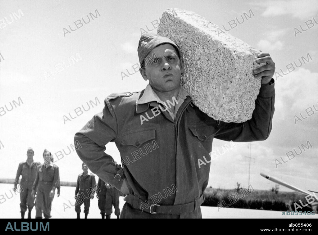 JOSE LUIS OZORES en AHI VA OTRO RECLUTA!, 1960, dirigida por RAMON FERNANDEZ. Copyright ASPA FILMS.