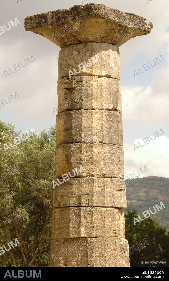 ARTE GRIEGO. GRECIA. TEMPLO DE HERA (HERAION). El más antiguo de los tres templos que hay en el santuario, y el primer templo conocido en que se utiliza el ORDEN DORICO (s. VI a. C.). Detalle de una COLUMNA DORICA. Situado en el ALTIS. SANTUARIO DE OLIMPIA. Provincia Ilía. Región del Peloponeso.