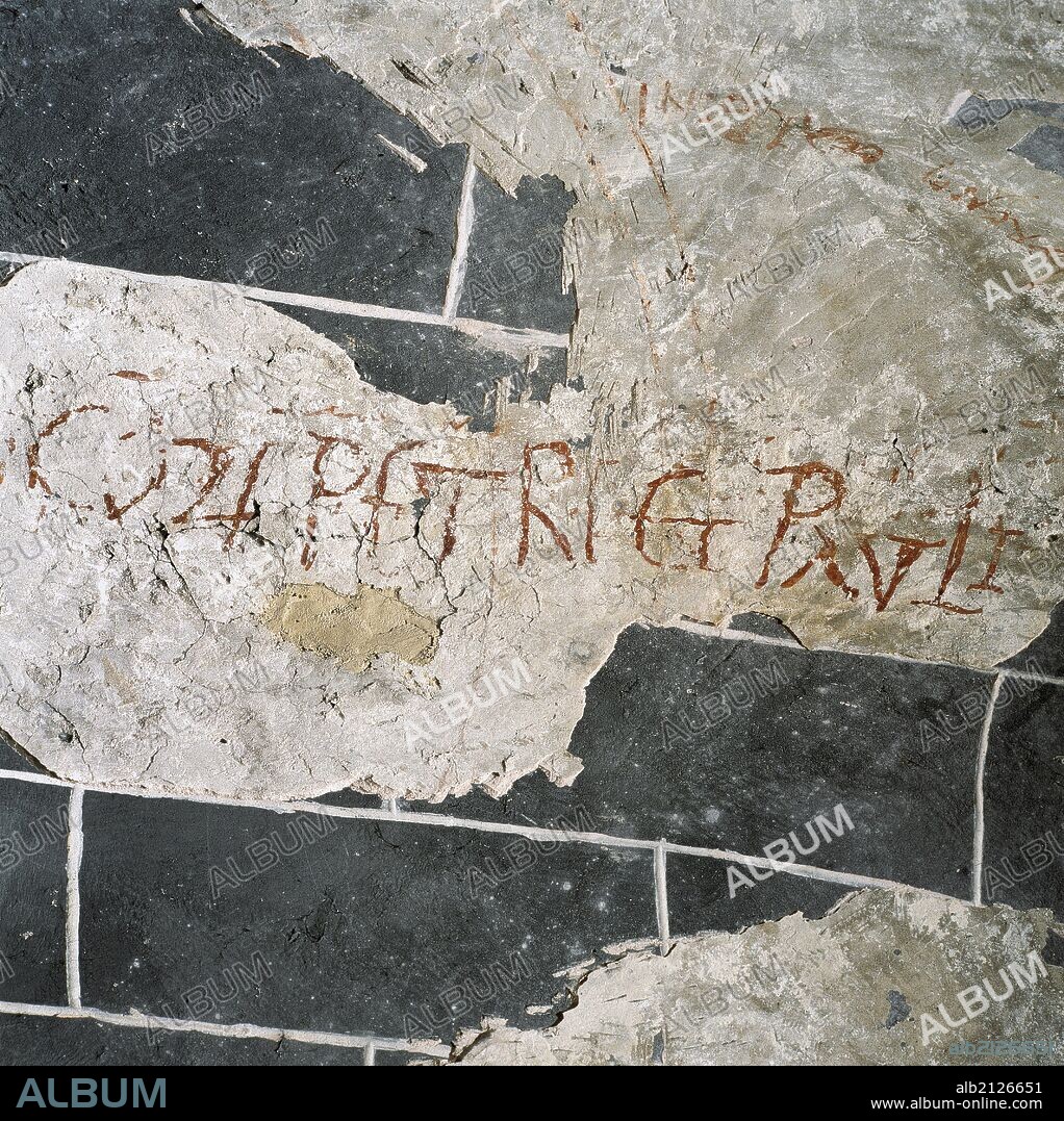INSCRIPCION EN OCRE del techo de la cripta de la IGLESIA DEL MONASTERIO DE SANTA MARIA DE ALAON, que dice: "XIII DE LAS KALENDAS DE OCTUBRE". Raimundo, obispo de Barbastro, consagró este altar en honor de los Santos Pedro y Pablo (16 de septiembre de?). SOPEIRA. Provincia de Huesca. Aragón. España.