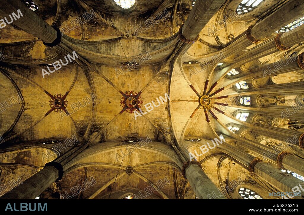 Iglesia Santa Maria del Mar, cúpula, medallones, columnas, Barrio La Ribera.