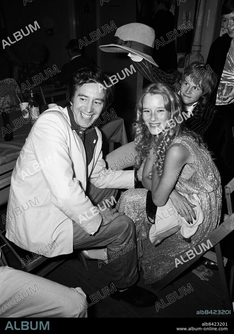 1980-09-27 . Thommy Berggren, Ann Zacharias och Ted Gärdestad under samma hatt. Foto: Tommy Pedersen Code: 36. COPYRIGHT SCANPIX SWEDEN.