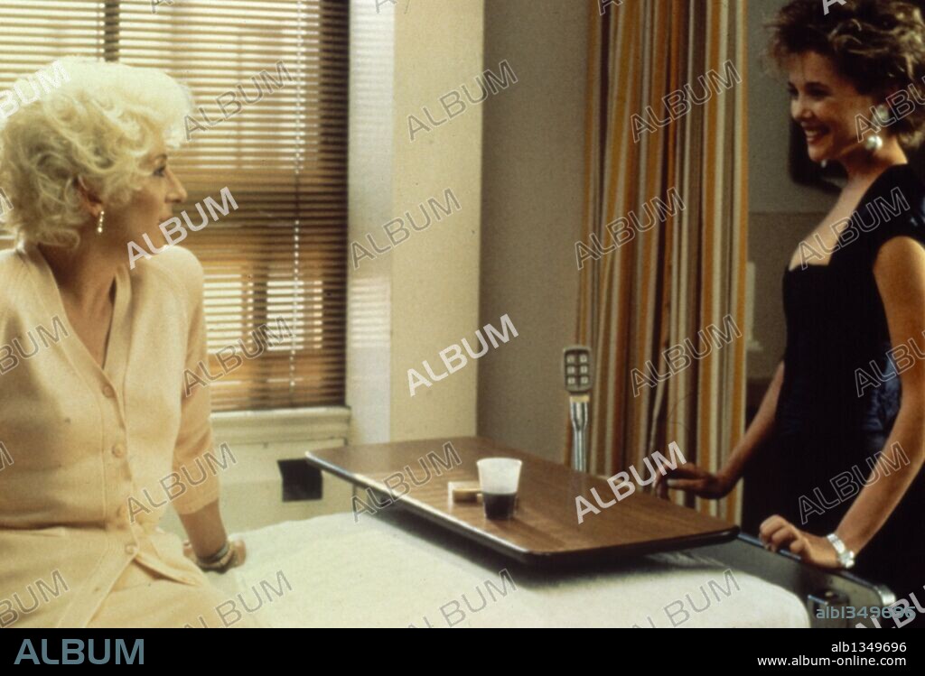 ANJELICA HUSTON y ANNETTE BENING en LOS TIMADORES, 1990 (THE GRIFTERS), dirigida por STEPHEN FREARS. Copyright CINEPLEX ODEON FILMS, INC.