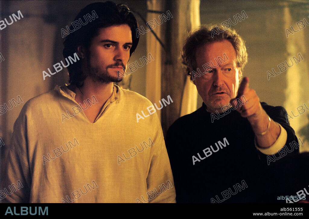 ORLANDO BLOOM and RIDLEY SCOTT in KINGDOM OF HEAVEN, 2005, directed by RIDLEY SCOTT. Copyright 20TH CENTURY FOX / APPLEBY, DAVID.