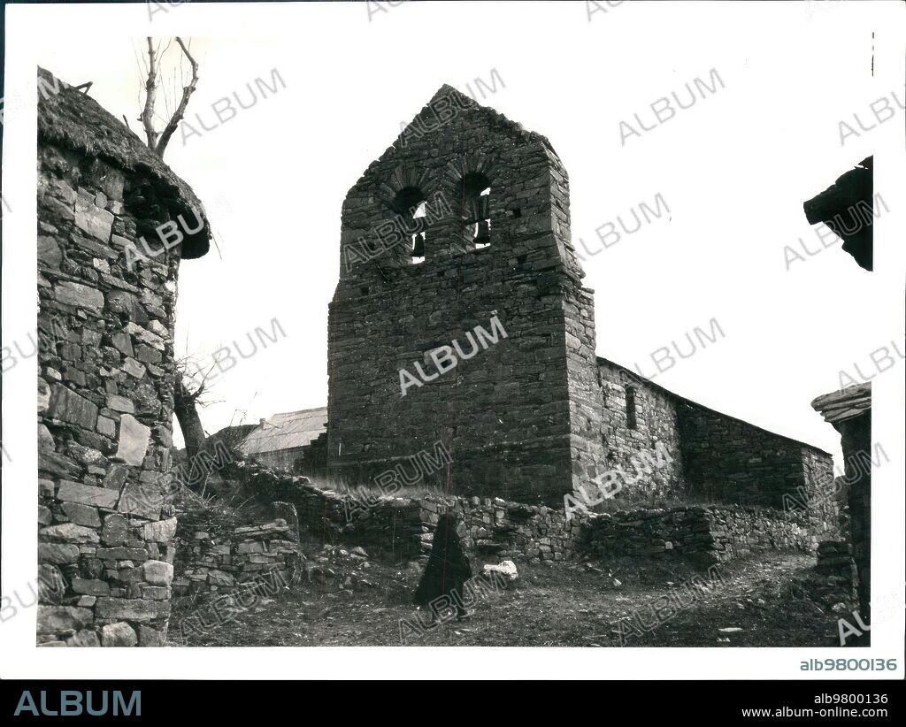 1960. Fachada de la iglesia de Manjarín.