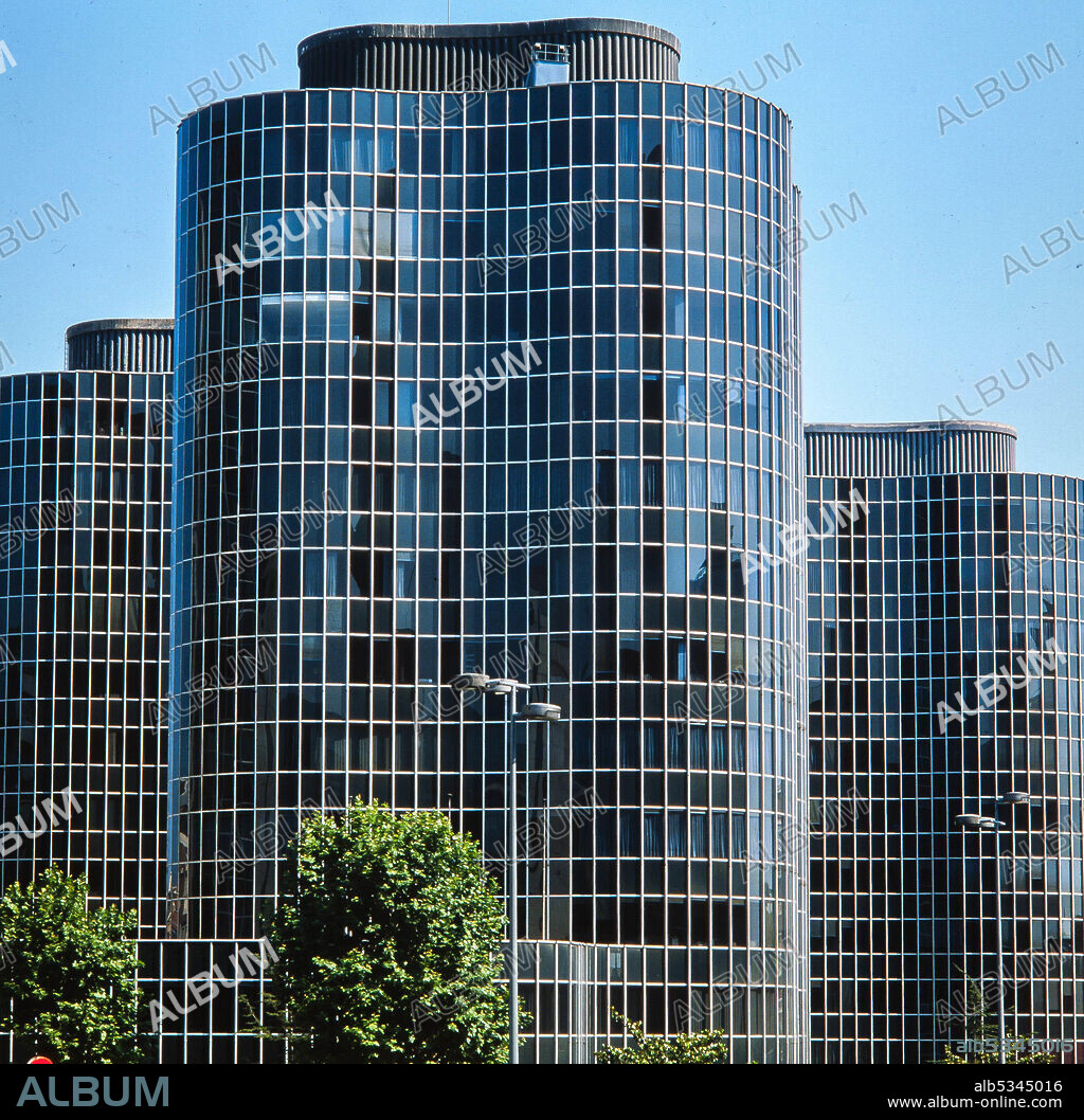 JOSÉ ANTONIO CODERCH. Josep Antoni Coderch / Edificios Trade, conjunto de edificios de oficinas situado en la ciudad de Barcelona, construidos entre 1966-1969. Fotografía del año 1980.
