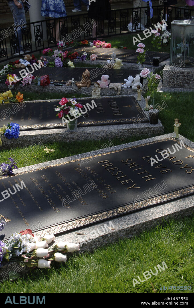 Tennessee. Memphis. Graceland Mansion to Elvis Presley (1935-1977). Meditation graden. Grave of "The King" and his family. USA.