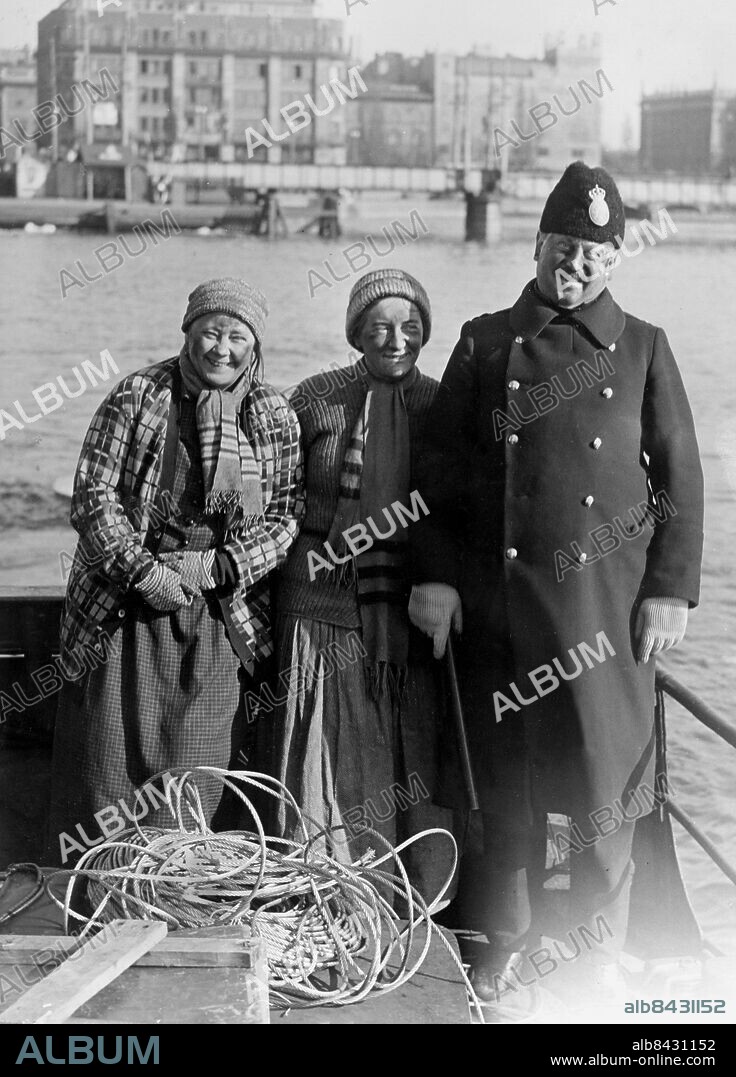 Orig. bildtext... DE TRE NÖDSTÄLLDA PÅ ISFLAKET räddade i land, fr.v. Tollie Zellman, Hjördis Pettersson och Thor Modéen. Anm. Filmen Anderssonskans Kalle hade premiär 1934. T Modéen spelade poliskonstapel Johnsson, T Zellman Bobergskan och H Pettersson Pilgrenskan. Trio CD625 persons: THOR MODÉEN;HJÖRDIS PETTERSSON;TOLLIE ZELLMAN sites: SVERIGE;STOCKHOLM.