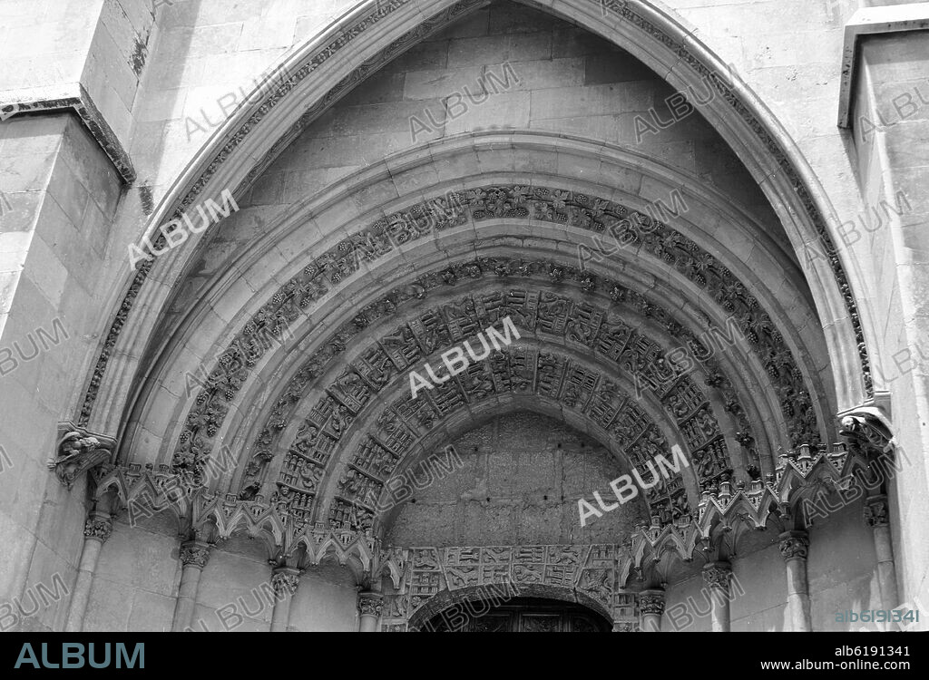 PORTADA DE LA MUERTE DE LA CATEDRAL DE LEON - SIGLO XIII - GOTICO ESPAÑOL - FOTOGRAFIA EN BLANCO Y NEGRO -A AÑOS 60.