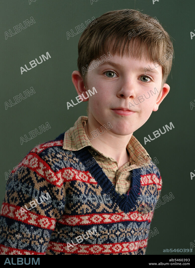 FREDDIE HIGHMORE in CHARLIE AND THE CHOCOLATE FACTORY, 2005, directed by TIM BURTON. Copyright WARNER BROS.