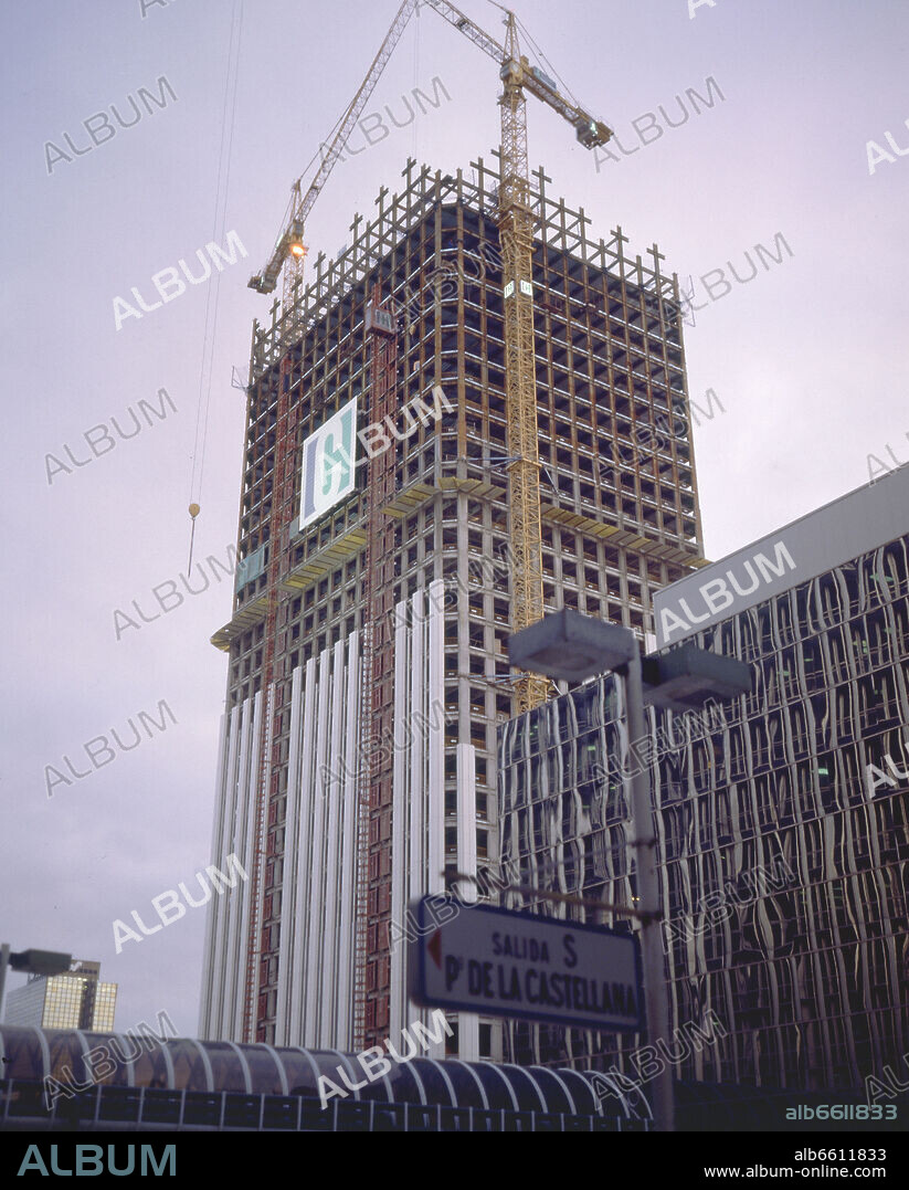 MINORU YAMAZAKI. TORRE PICASSO EN CONSTRUCCION - RASCACIELOS REALIZADO ENTRE 1986 Y 1989.