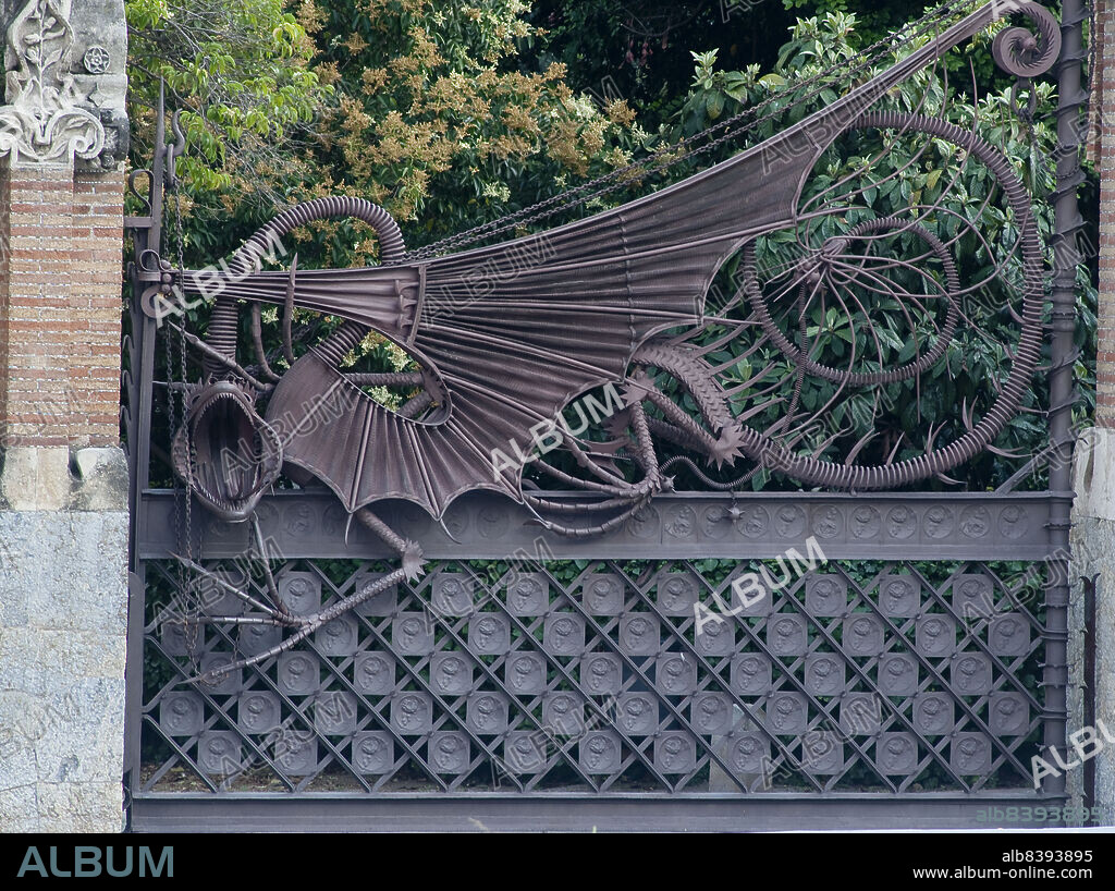 Antoni Gaudi/ Finca Guell, 1885. Dragon de forja. Modernismo. Barcelona.