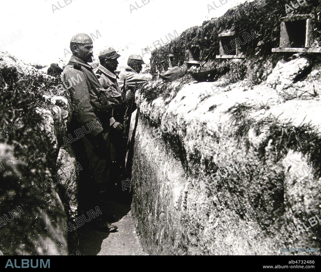 Auberive, Champagne, 1915. Le soldat en premier plan est coiffe de la calotte d'acier (cerveliere) qui a precede le casque. Vue stereoscopique de la guerre 14-18. Credit : Jean Vigne/KHARBINE-TAPABOR.