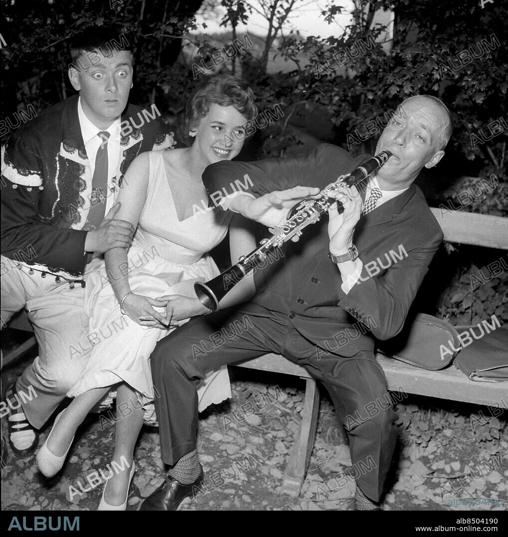 Göteborg 13 juni 1957 - Cabaret Nalen turnerade och här ser vi okänd sångerska flankerad av humoristen och göteborgaren Mats Bahr och Gunnar "Siljabloo" Nilsson *** Local Caption *** GT. KAMERAREPORTAGE.