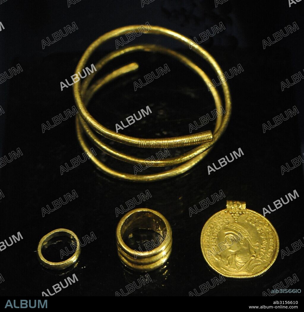 Edad del Hierro Romana. Anillos, brazaletes, colgantes y abalorios de oro hallados en una tumba de Tuna, Badelunda, Vastmanland. Museo Histórico. Estocolmo. Suecia.