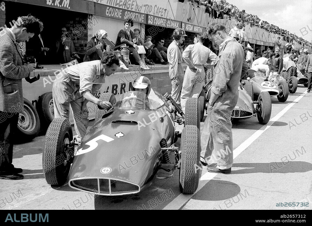 Dan Gurney in his BRM P48 with mechanic Harold Ayliffe in the pits at the British GP, Silverstone, England 1960.