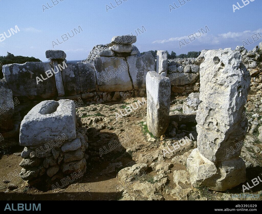 Spain, Balearic Islands, Menorca, Alaior. Torre d'en GalmŽs talayotic settlement. It was occupied during the Early Bronze Age, around 1600 BC, remaining there until the medieval era. View of the taula enclosure.