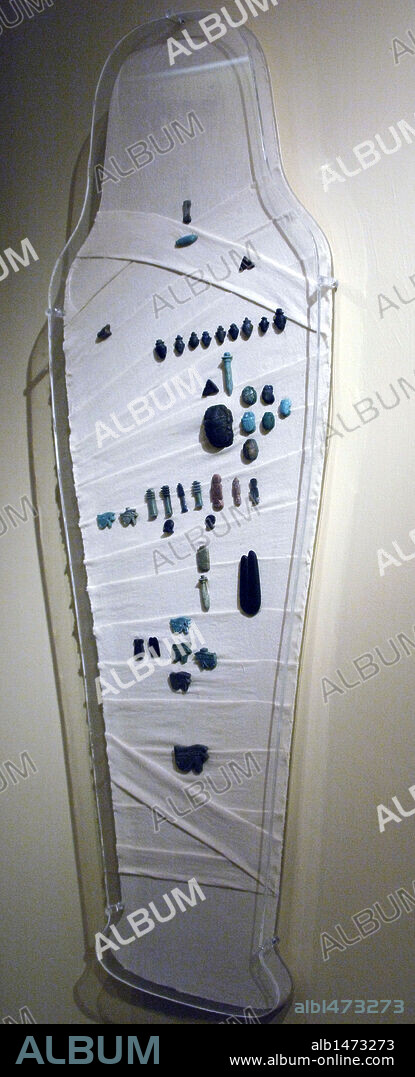 ARTE EGIPCIO. GRUPO DE AMULETOS de cerámica. En las tumbas, eran colocados por el suelo o sobre la momia para protegerla. Museo de Bellas Artes. Budapest. Hungría.