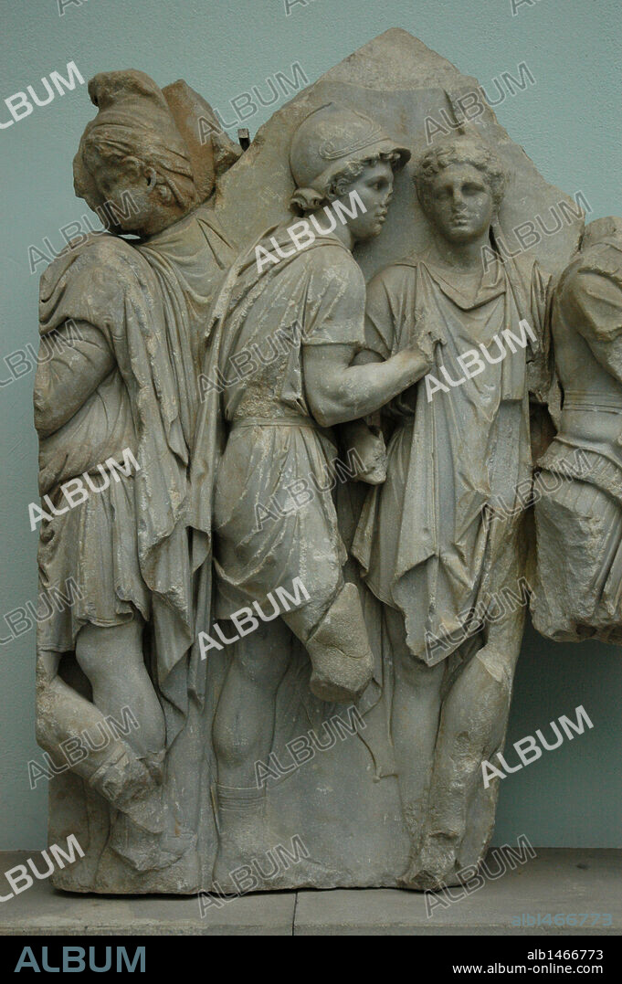 ARTE GRIEGO. PERIODO HELENISTICO. ASIA MENOR. ALTAR DE ZEUS O ALTAR DE PERGAMO. Construído por orden de Eumenes II Sóter entre 164 y 156 aC. Los relieves los realizaron artistas de la Escuela de Pérgamo. S. II aC. Detalle de un relieve del FRISO DE TELEFO, fundador de Pérgamo. Museo de Pérgamo. Berlín. Alemania.