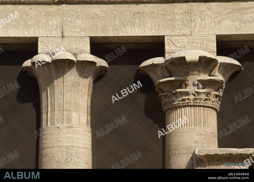 ARTE EGIPCIO. EGIPTO. TEMPLO DE HORUS. Iniciado en el 237 a. C. por Ptolomeo III Evérgetes I, durante la dinastía Láguida o Ptolemaica. CAPITELES del primer PATIO. EDFU. Norte de Africa.