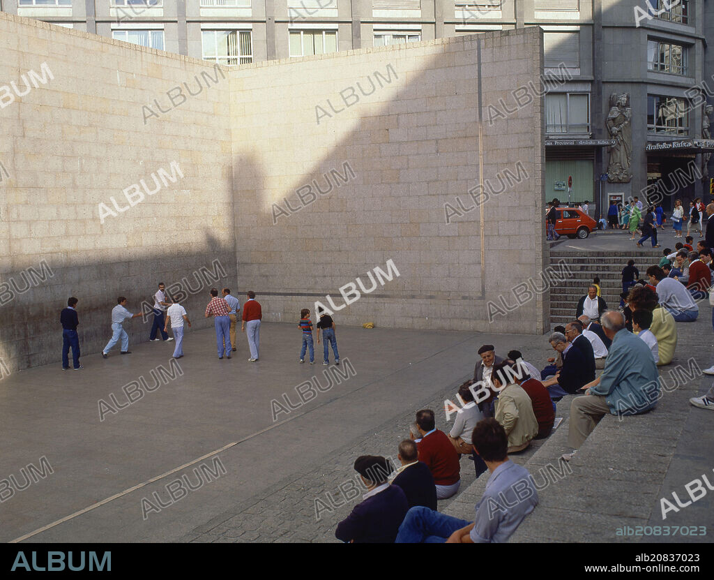 PLAZA DE LOS FUEROS - FRONTON CON GENTE JUGANDO PELOTA.