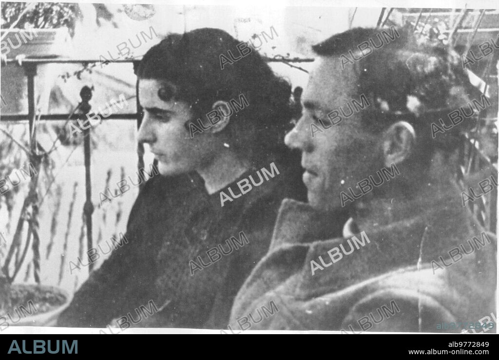 El poeta Miguel Hernández junto A su Mujer, Josefina, en una imagen del verano de 1937, en Jaen.