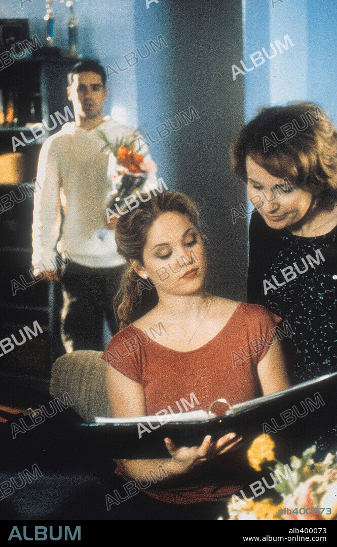 ERIKA CHRISTENSEN and JESSE BRADFORD in SWIMFAN, 2002, directed by JOHN POLSON. Copyright 20TH CENTURY FOX.