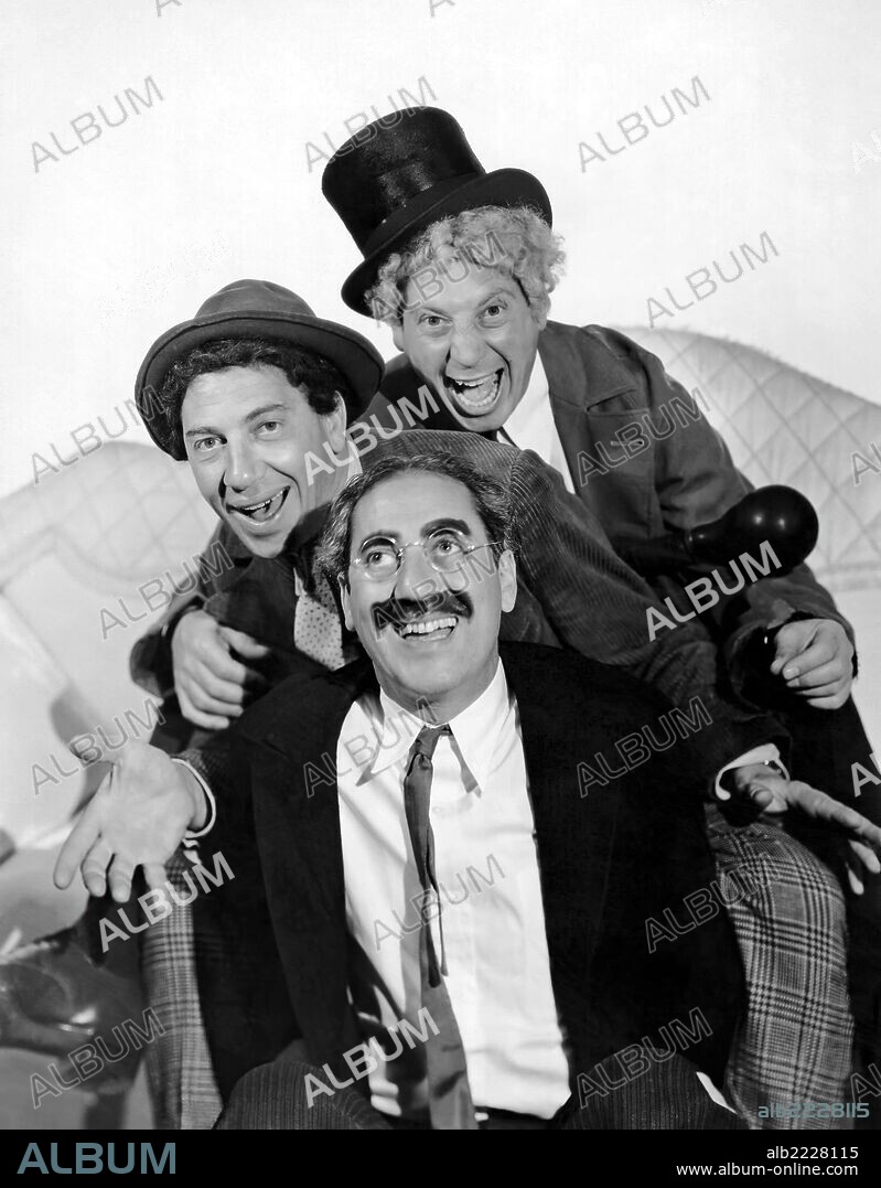 CHICO MARX, GROUCHO MARX, HARPO MARX und THE MARX BROTHERS in A NIGHT AT THE OPERA, 1935, unter der Regie von SAM WOOD. Copyright M.G.M.
