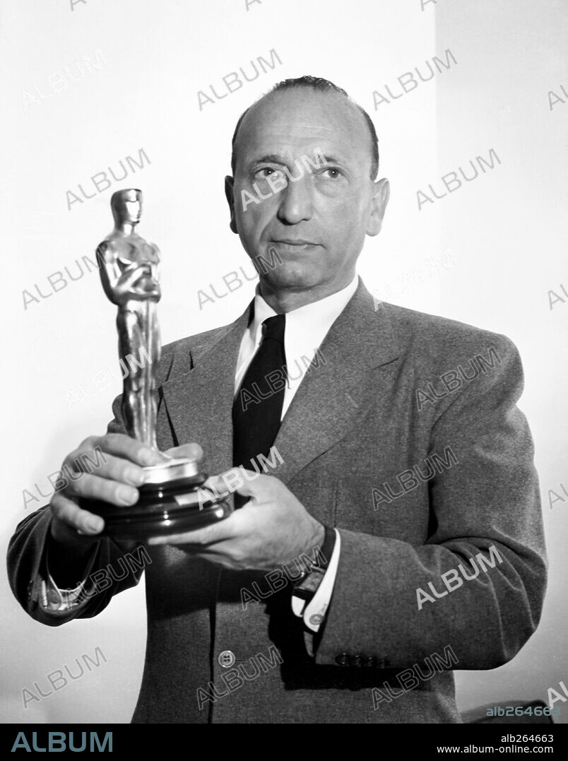 MICHAEL CURTIZ. 16ª Edición de los Premios Oscar / 1944. 
Michael Curtiz premiado como mejor director por "Casablanca". 1944